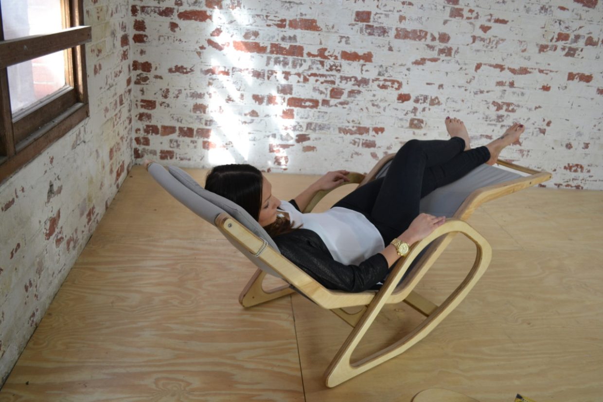 The “Onada Siesta Chair” is a mid-century inspired ergonomic reclining chaise lounge